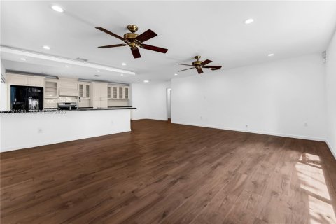 House in Pinecrest, Florida 3 bedrooms, 208.75 sq.m. № 2301251 - photo 25