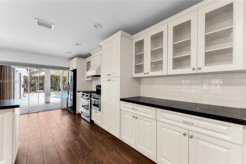 House in Pinecrest, Florida 3 bedrooms, 208.75 sq.m. № 2301251 - photo 24