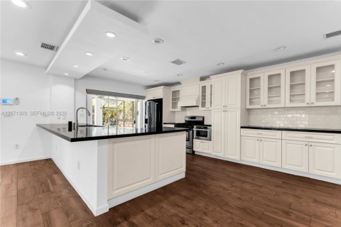House in Pinecrest, Florida 3 bedrooms, 208.75 sq.m. № 2301251 - photo 21