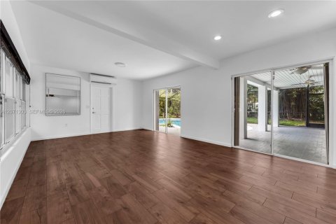 House in Pinecrest, Florida 3 bedrooms, 208.75 sq.m. № 2301251 - photo 17