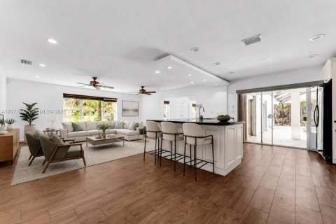 House in Pinecrest, Florida 3 bedrooms, 208.75 sq.m. № 2301251 - photo 18