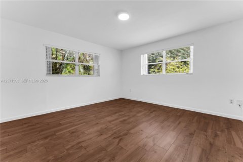 House in Pinecrest, Florida 3 bedrooms, 208.75 sq.m. № 2301251 - photo 13
