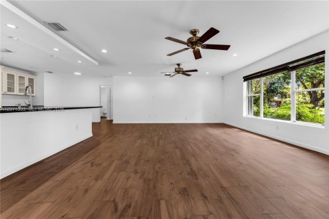 House in Pinecrest, Florida 3 bedrooms, 208.75 sq.m. № 2301251 - photo 20