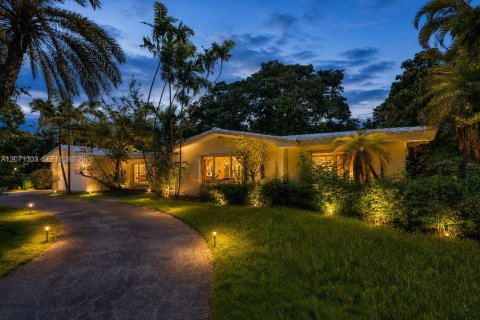 House in Pinecrest, Florida 3 bedrooms, 208.75 sq.m. № 2301251 - photo 14