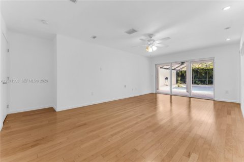 House in Pinecrest, Florida 3 bedrooms, 208.75 sq.m. № 2301251 - photo 29