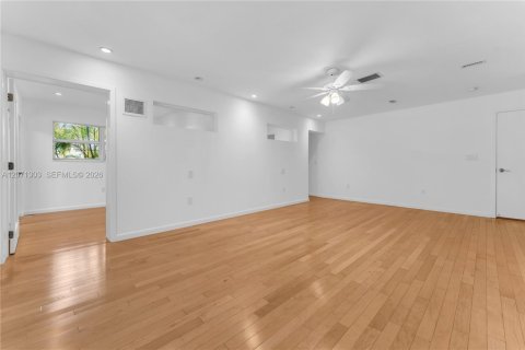 House in Pinecrest, Florida 3 bedrooms, 208.75 sq.m. № 2301251 - photo 30