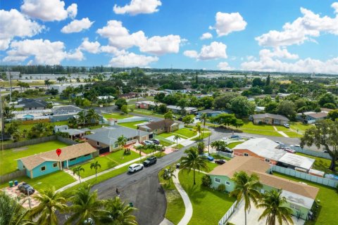 Casa en venta en Miami Gardens, Florida, 4 dormitorios, 141.12 m2 № 1768662 - foto 4