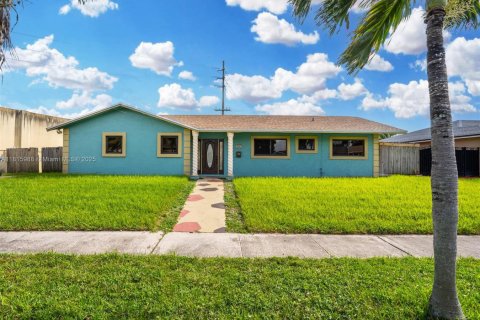 Casa en venta en Miami Gardens, Florida, 4 dormitorios, 141.12 m2 № 1768662 - foto 1
