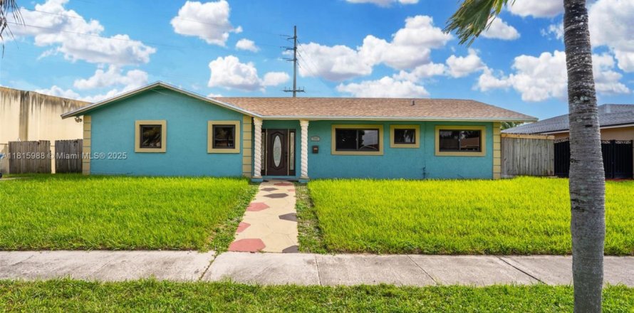 Casa en Miami Gardens, Florida 4 dormitorios, 141.12 m2 № 1768662