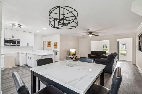 House in Sanford, Florida 4 bedrooms, 139.35 sq.m. № 1900208 - photo 8