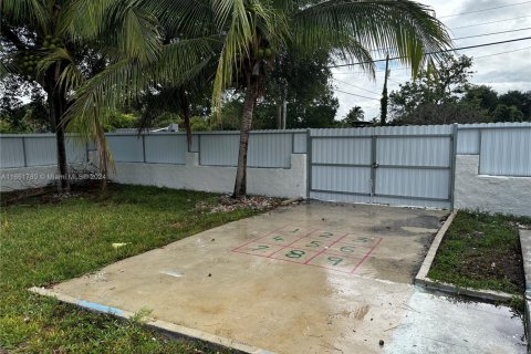 House in Miami Gardens, Florida 3 bedrooms, 219.25 sq.m. № 1860735 - photo 17
