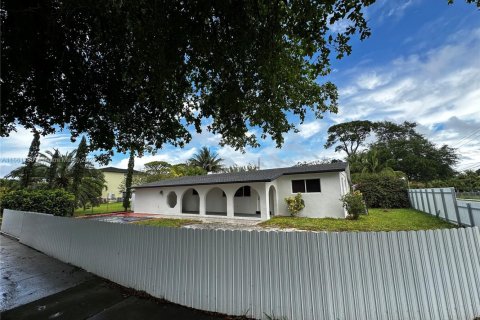 House in Miami Gardens, Florida 3 bedrooms, 219.25 sq.m. № 1860735 - photo 2