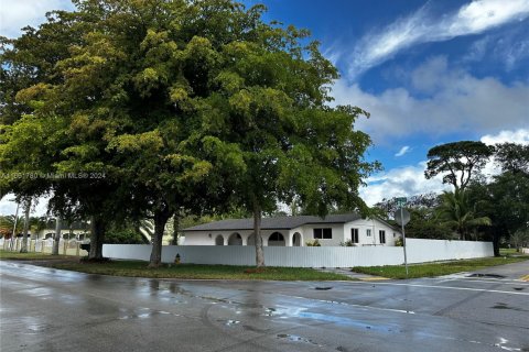 House in Miami Gardens, Florida 3 bedrooms, 219.25 sq.m. № 1860735 - photo 1