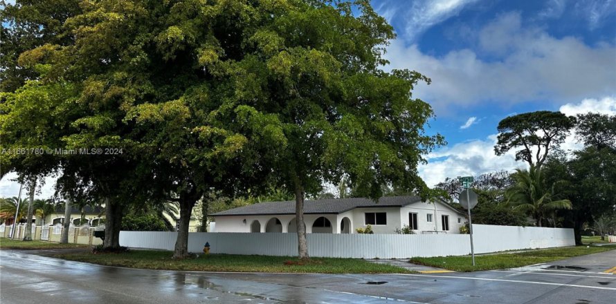 House in Miami Gardens, Florida 3 bedrooms, 219.25 sq.m. № 1860735