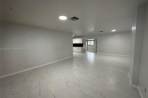 House in Miami Gardens, Florida 3 bedrooms, 219.25 sq.m. № 1860735 - photo 7
