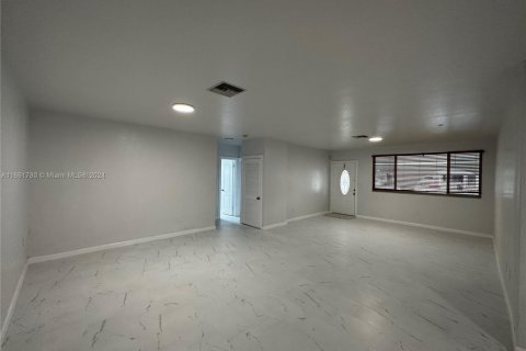 House in Miami Gardens, Florida 3 bedrooms, 219.25 sq.m. № 1860735 - photo 13