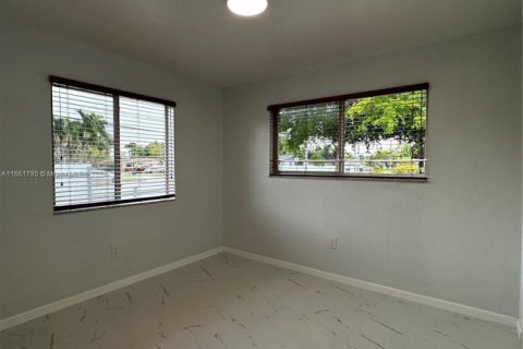 House in Miami Gardens, Florida 3 bedrooms, 219.25 sq.m. № 1860735 - photo 14