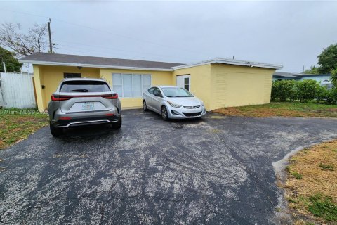 House in Hollywood, Florida 3 bedrooms, 127.74 sq.m. № 2069175 - photo 2