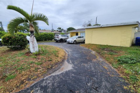 House in Hollywood, Florida 3 bedrooms, 127.74 sq.m. № 2069175 - photo 3