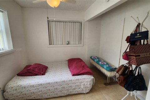 House in Hollywood, Florida 3 bedrooms, 127.74 sq.m. № 2069175 - photo 19