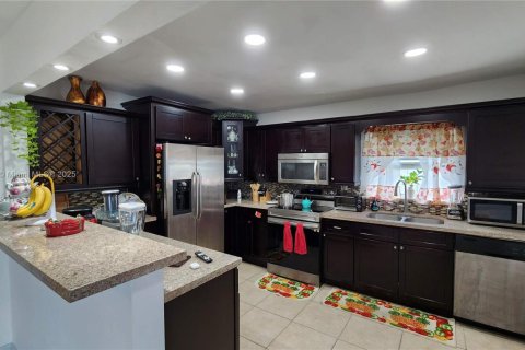 House in Hollywood, Florida 3 bedrooms, 127.74 sq.m. № 2069175 - photo 10