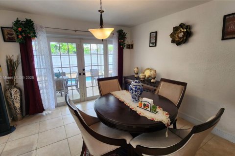 House in Hollywood, Florida 3 bedrooms, 127.74 sq.m. № 2069175 - photo 14