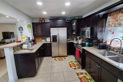 House in Hollywood, Florida 3 bedrooms, 127.74 sq.m. № 2069175 - photo 11