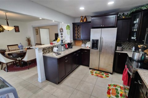 House in Hollywood, Florida 3 bedrooms, 127.74 sq.m. № 2069175 - photo 12