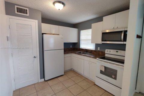 Condo in Oakland Park, Florida, 2 bedrooms  № 1925842 - photo 3
