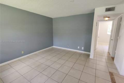Condo in Oakland Park, Florida, 2 bedrooms  № 1925842 - photo 2