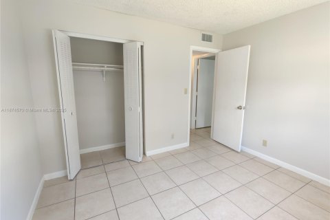 Condo in Oakland Park, Florida, 2 bedrooms  № 1925842 - photo 7