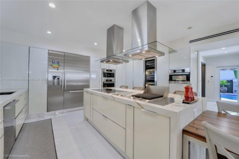 Casa en venta en Miami, Florida, 5 dormitorios, 326.27 m2 № 1841114 - foto 2