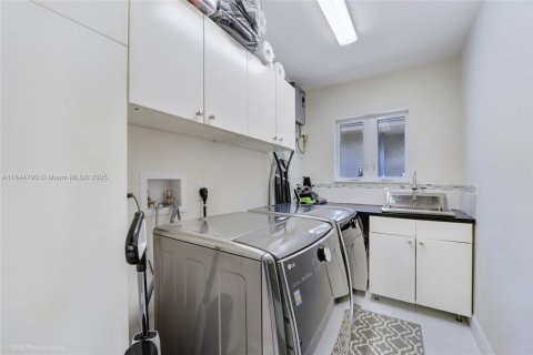 Casa en venta en Miami, Florida, 5 dormitorios, 326.27 m2 № 1841114 - foto 20