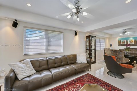 Casa en venta en Miami, Florida, 5 dormitorios, 326.27 m2 № 1841114 - foto 29
