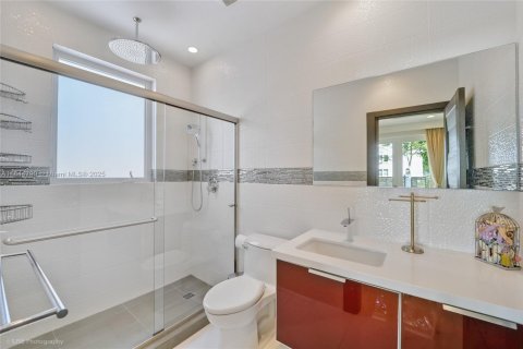 Casa en venta en Miami, Florida, 5 dormitorios, 326.27 m2 № 1841114 - foto 24