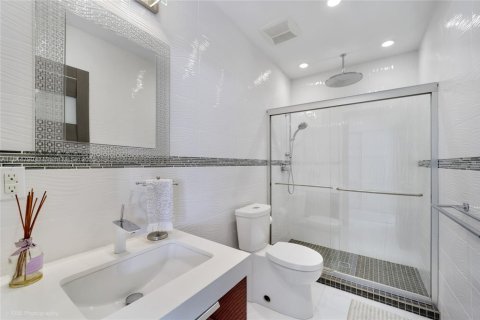 Casa en venta en Miami, Florida, 5 dormitorios, 326.27 m2 № 1841114 - foto 22