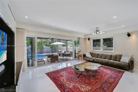 Casa en venta en Miami, Florida, 5 dormitorios, 326.27 m2 № 1841114 - foto 28