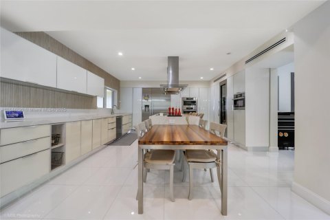 Casa en venta en Miami, Florida, 5 dormitorios, 326.27 m2 № 1841114 - foto 12