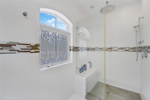 Casa en venta en Miami, Florida, 5 dormitorios, 326.27 m2 № 1841114 - foto 23
