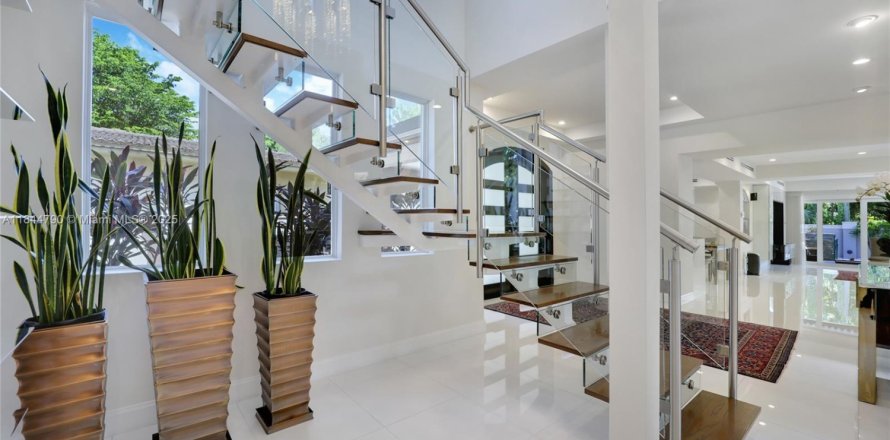 Casa en Miami, Florida 5 dormitorios, 326.27 m2 № 1841114