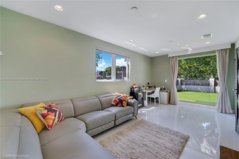 Casa en venta en Miami, Florida, 5 dormitorios, 326.27 m2 № 1841114 - foto 26