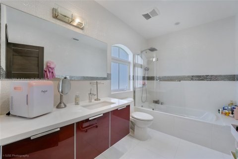 Casa en venta en Miami, Florida, 5 dormitorios, 326.27 m2 № 1841114 - foto 21