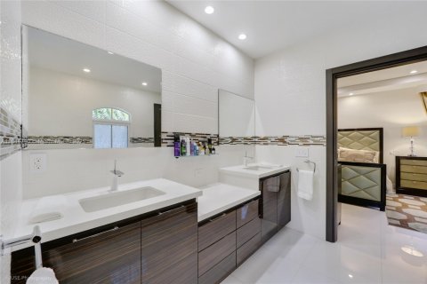 Casa en venta en Miami, Florida, 5 dormitorios, 326.27 m2 № 1841114 - foto 3