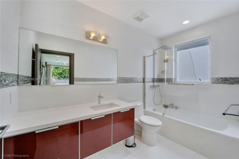 Casa en venta en Miami, Florida, 5 dormitorios, 326.27 m2 № 1841114 - foto 8