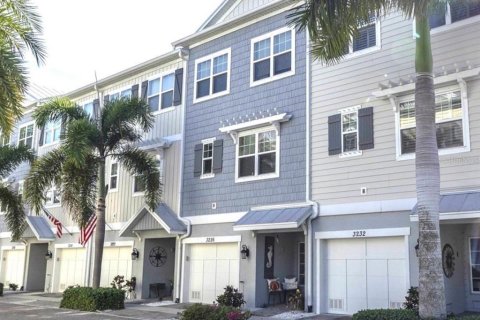 Adosado en venta en Saint Petersburg, Florida, 4 dormitorios, 178.37 m2 № 1548588 - foto 1