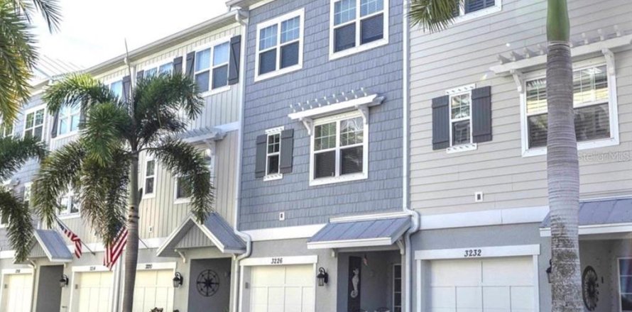 Adosado en Saint Petersburg, Florida 4 dormitorios, 178.37 m2 № 1548588