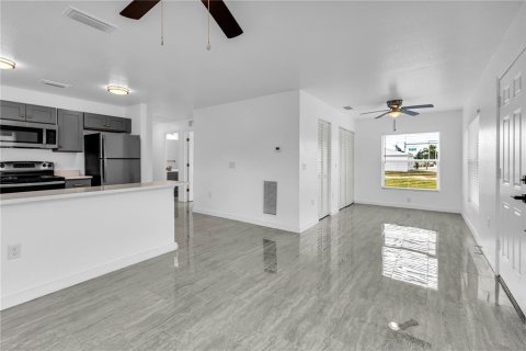 House in Bradenton, Florida 3 bedrooms, 114.46 sq.m. № 2205147 - photo 11