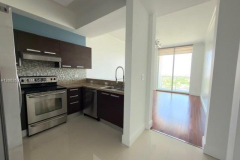 Condo in Miami, Florida, 1 bedroom  № 2067958 - photo 2