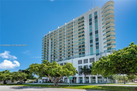 Condo in Miami, Florida, 1 bedroom  № 2067958 - photo 24