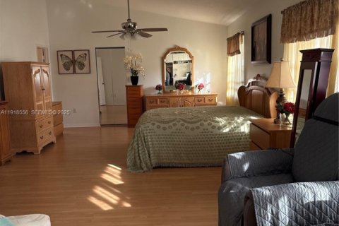 Villa ou maison à vendre à Hialeah, Floride: 4 chambres, 260.13 m2 № 2051440 - photo 12